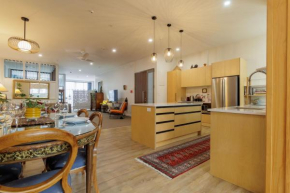 Inn Tutanekai - Central City Chic 3 Bedroom 2 Bathroom Apartment